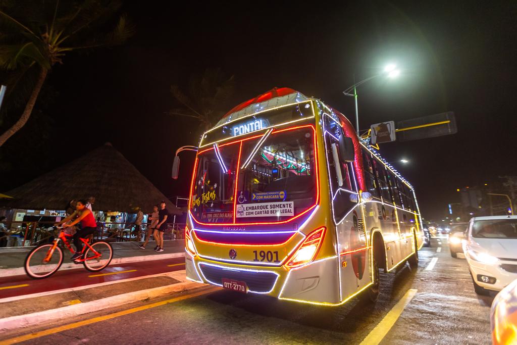Read more about the article Iluminados e decorados com temática natalina, ônibus transportam alunos da rede municipal pelas ruas de Maceió