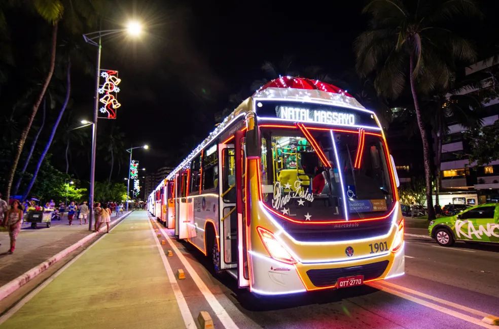 Você está visualizando atualmente Passeios gratuitos nos ônibus natalinos na orla de Maceió (AL) começam neste domingo