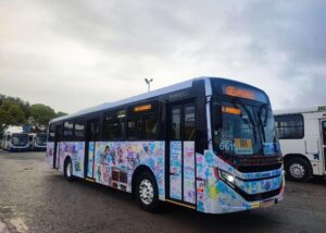 Leia mais sobre o artigo Crianças desenham em ônibus do transporte público de Aracaju e obra de arte passa a circular pelas ruas