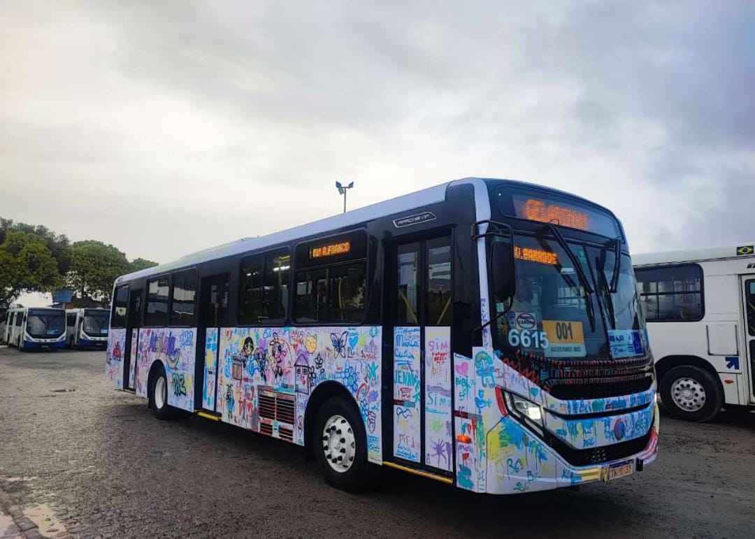 No momento, você está visualizando Crianças desenham em ônibus do transporte público de Aracaju e obra de arte passa a circular pelas ruas
