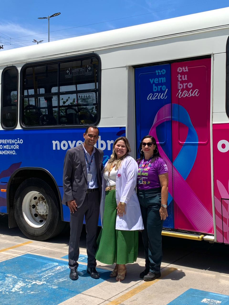 Leia mais sobre o artigo Ônibus personalizado circula com campanhas de prevenção do Outubro Rosa e Novembro Azul