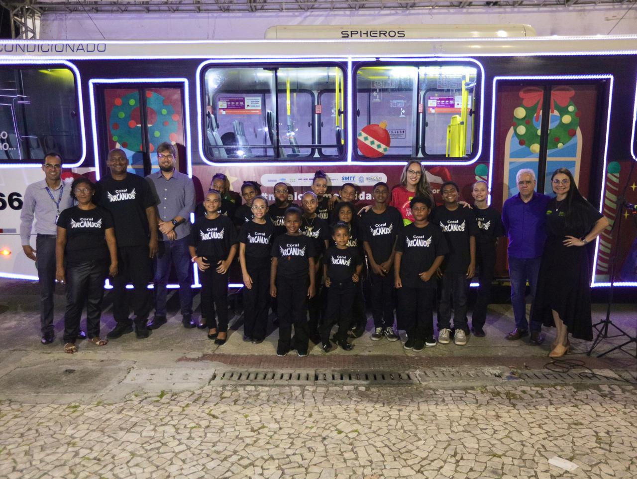 Leia mais sobre o artigo Natal com Mobilidade: setor de transporte público entrega  ônibus natalinos e promove doação de sangue na Praça Fausto Cardoso
