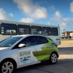 Carros Despoluir estacionam em garagem de ônibus, ao fundo vê-se ônibus parado também
